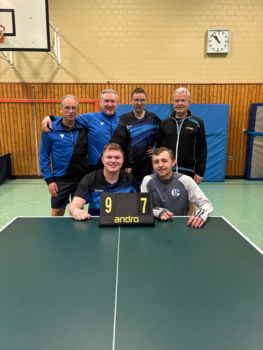 Zufriedene Gesichter nach dem knappen Sieg gegen Kupferdreh: Georg Falke, Oliver Kretschmann, Marco Budeus und Rüdiger Martsch (hinten v.l.) und Timo Schnorr und Marcel Isenberg (vorne)