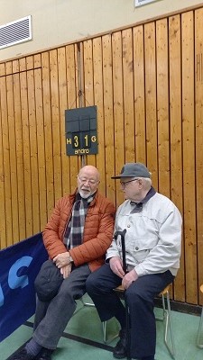 Dem TTC als Zuschauer immer noch verbunden: Heinz Hüsgen und Hans Dannhöfer beim Spiel der Zweiten gegen Ronsdorf